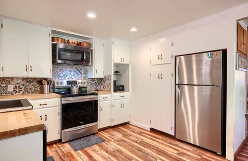 Oakhurst House | Tranquility House-Riverfront-Fireplace-Sleeps six