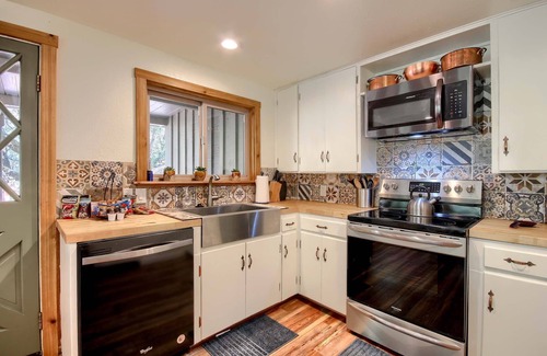 Oakhurst House | Tranquility House-Riverfront-Fireplace-Sleeps six