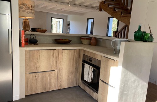 Locmaria House | Tranquille maison contemporaine à 800 m de la mer, avec grand jardin proche des plages de sable fin.