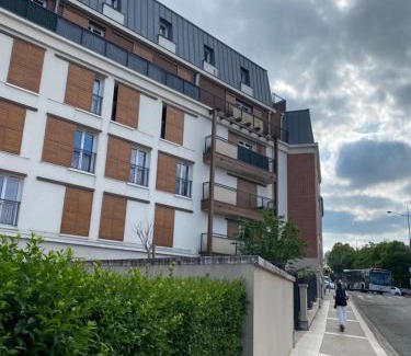 Poissy Apartment | Tranquillité à 30 min de Paris