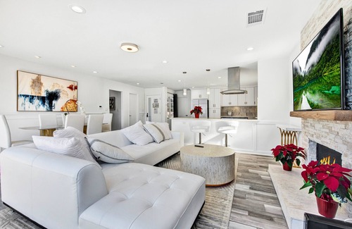 Huntington Beach House | Transports you to a world of privacy your entertainment and relaxation begin.