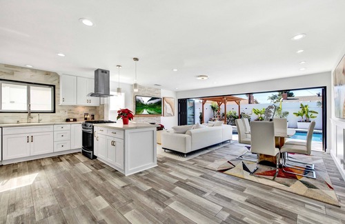 Huntington Beach House | Transports you to a world of privacy your entertainment and relaxation begin.