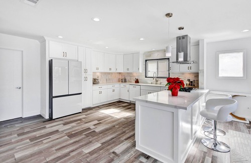 Huntington Beach House | Transports you to a world of privacy your entertainment and relaxation begin.