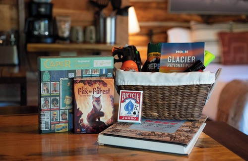 Coram Cabin | Trapper's Cabin, 7 Min to Glacier, Dogs Welcome