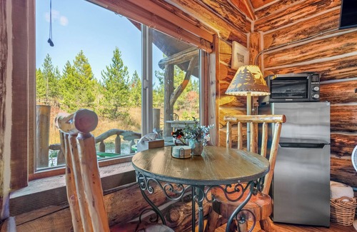 Coram Cabin | Trapper's Cabin, 7 Min to Glacier, Dogs Welcome