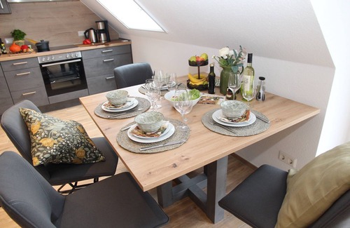 Greetsiel Apartment | Traumhafte Ferienwohnung mit Balkon am Wasser!