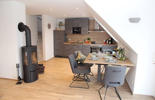 Greetsiel Apartment | Traumhafte Ferienwohnung mit Balkon am Wasser!