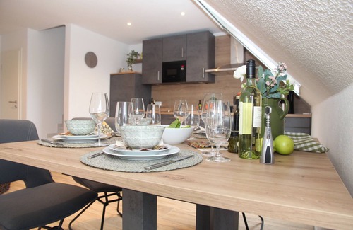 Greetsiel Apartment | Traumhafte Ferienwohnung mit Balkon am Wasser!