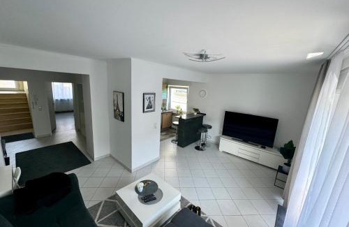 Nieder-Morlen Apartment | Traumhafte Kurstadt Apartment Moderne 2ZKB Balkon-Parkplatz 7-24 Check-in