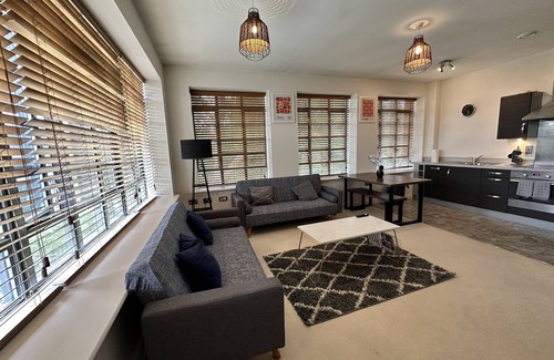 Rushmoor District Apartment | Travaal.com - FREE-WIFI-NETFLIX-PARKING - 2 Bedroom Apartment - Farnborough