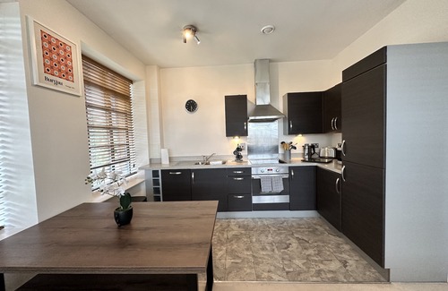 Rushmoor District Apartment | Travaal.com - FREE-WIFI-NETFLIX-PARKING - 2 Bedroom Apartment - Farnborough