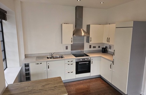 Rushmoor District Apartment | Travaal.com - FREE-WIFI-NETFLIX-PARKING - 2 Bedroom Apartment - Farnborough