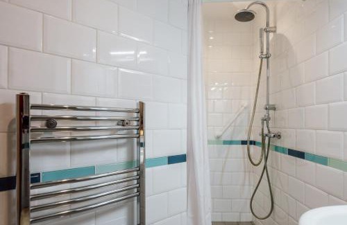 Froghall House | Travel Fox Cottages- Swimming Lake, BBQ Hut, Games Area - Alton Towers