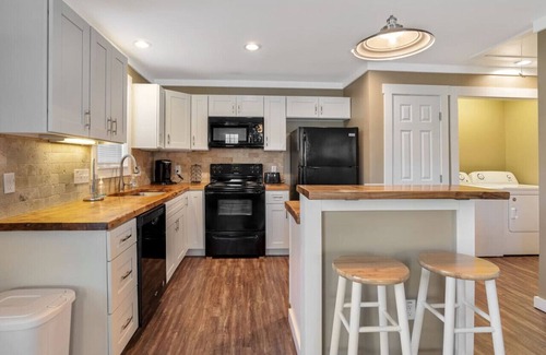 Fairview Apartment | Traveler's Fairview Haven