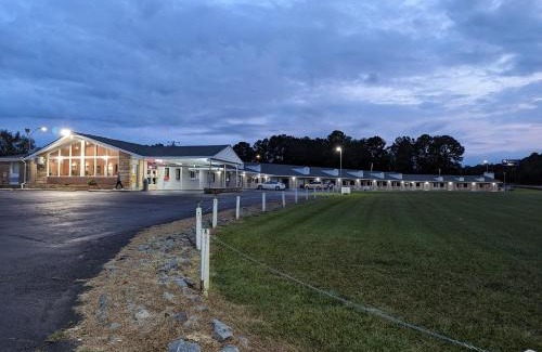 Four Oaks Hotel | TRAVELER'S INN
