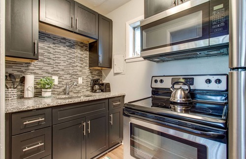 Melrose Apartment | Traveler's Pad 3 Miles From Downtown Braodway!