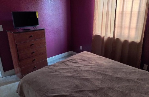 California City House | Travelers Cheerful 4Bedroom Vacation House/Pool