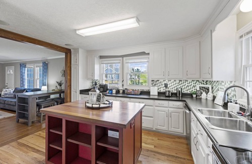 Travelers Rest House | Travelers Rest Pet-Friendly 3BR, Porch & Grill
