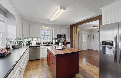 Travelers Rest House | Travelers Rest Pet-Friendly 3BR, Porch & Grill
