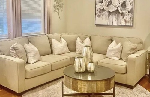 Newport News House | Traveling professionals! near Riverside Regional Hospital and NN Shipyard
