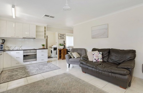 East Mackay Apartment | Traveller's Bliss - 2 Bed Self Contained Unit