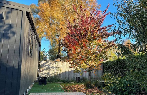 Cambridge Cabin | Travellers Hideaway – private, quiet garden, off-street parking, great location.
