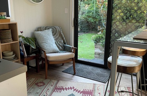 Cambridge Cabin | Travellers Hideaway – private, quiet garden, off-street parking, great location.