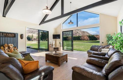 Arrow Junction House | Travellers Retreat Live The Dream