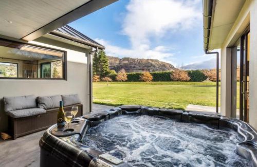 Arrow Junction House | Travellers Retreat Live The Dream