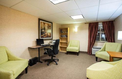 Cimarron Hills Hotel | Travelodge by Wyndham Colorado Springs Airport - Peterson SFB