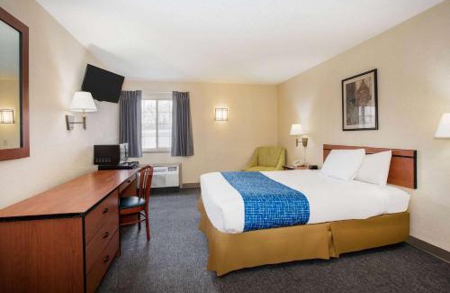 Cimarron Hills Hotel | Travelodge by Wyndham Colorado Springs Airport - Peterson SFB