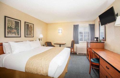 Cimarron Hills Hotel | Travelodge by Wyndham Colorado Springs Airport - Peterson SFB