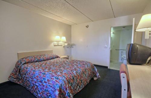 Madison Heights Hotel | Travelodge by Wyndham Madison Heights MI