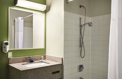 Battle Creek Hotel | Travelodge by Wyndham Battle Creek