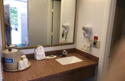 West Dennis Hotel | Travelodge by Wyndham Cape Cod Area