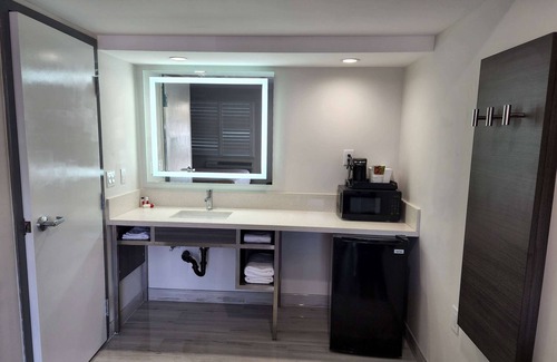 Northwest Anaheim Hotel | Travelodge by Wyndham Fullerton Near Anaheim