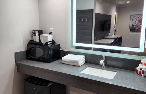 Northwest Anaheim Hotel | Travelodge by Wyndham Fullerton Near Anaheim