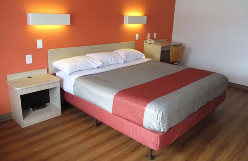 Lansing Hotel | Travelodge by Wyndham Lansing