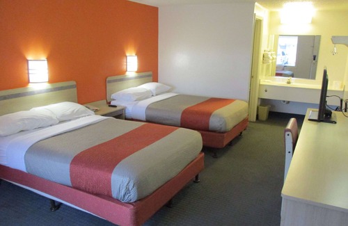 Lansing Hotel | Travelodge by Wyndham Lansing