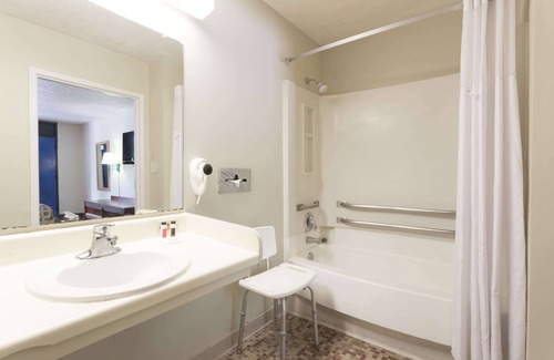 Richmond Hill Hotel | Travelodge by Wyndham Savannah Area/Richmond Hill