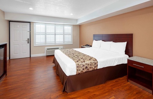 Harbor Hotel | Travelodge by Wyndham Harbor City