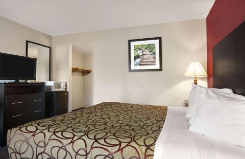 Traverse City Hotel | Travelodge by Wyndham Traverse City MI