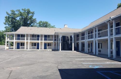 Traverse City Hotel | Travelodge by Wyndham Traverse City MI