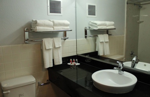 Racine Hotel | Travelodge by Wyndham Water’s Edge Hotel - Racine