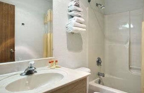 Waukegan Hotel | Travelodge by Wyndham Waukegan Gurnee