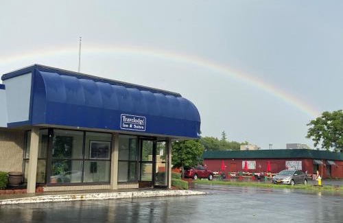 Colonie Hotel | Travelodge Inn & Suites by Wyndham Albany