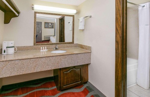 Norman Hotel | Travelodge Inn & Suites by Wyndham Norman