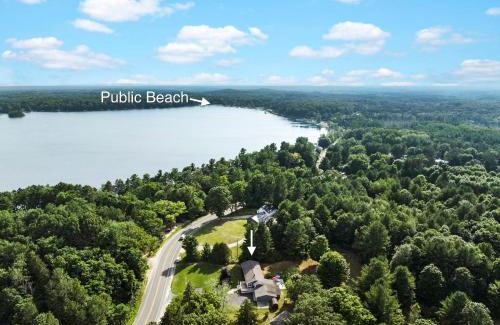 Traverse City House | TRAVERSE CITY RETREAT with Hot tub Games Pets