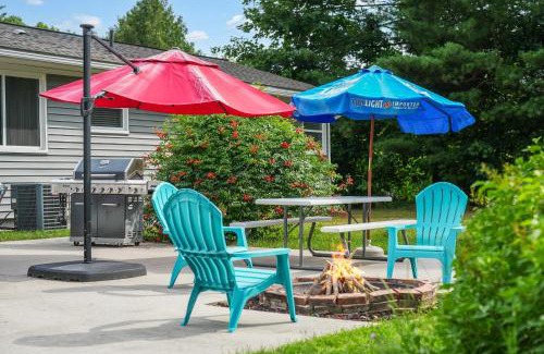 Traverse City House | TRAVERSE CITY RETREAT with Hot tub Games Pets