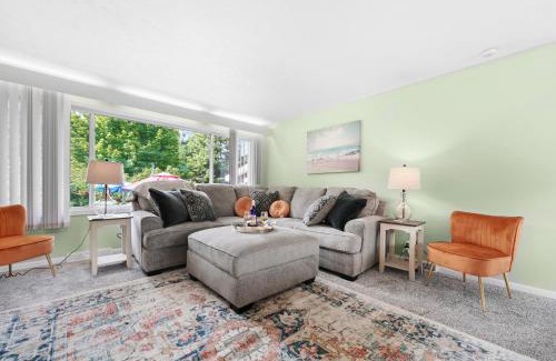 Traverse City House | TRAVERSE CITY RETREAT with Hot tub Games Pets